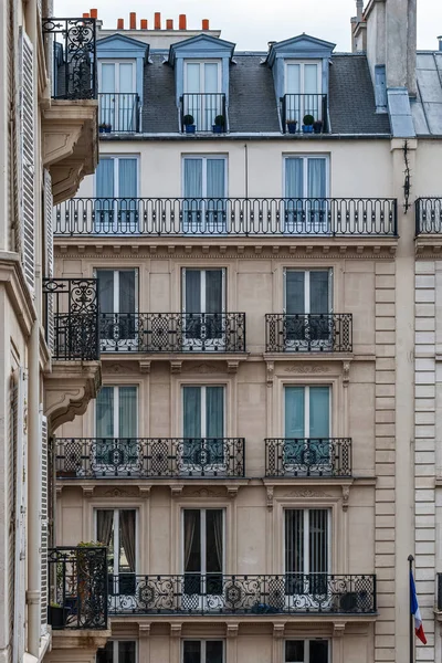 Pencereleri Balkonları Bej Duvarlı Çatı Yatakhaneleri Olan Bir Paris Evi — Stok fotoğraf