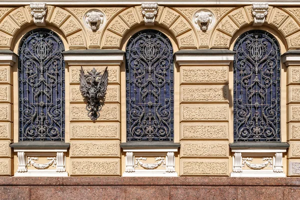 Три Арочних Вікна Барами Барельєфом Проти Бежевої Стіни Series Windows — стокове фото