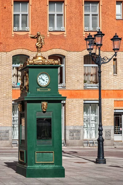 Reloj Ciudad Sobre Pedestal Con Una Escultura Uno Los Patios —  Fotos de Stock