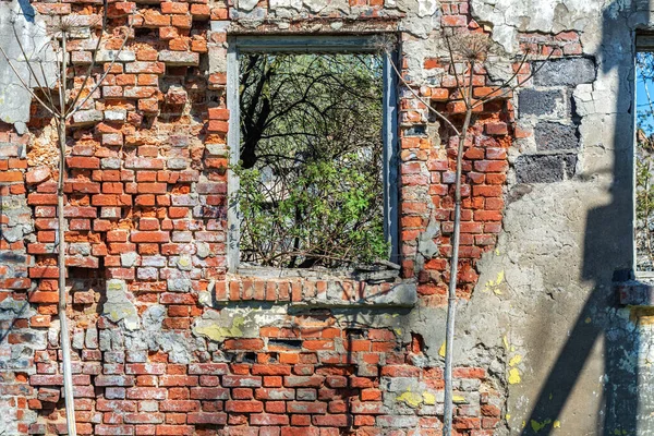 Blick Auf Eine Zerstörte Rote Backsteinmauer Mit Einer Fensteröffnung Eines — Stockfoto