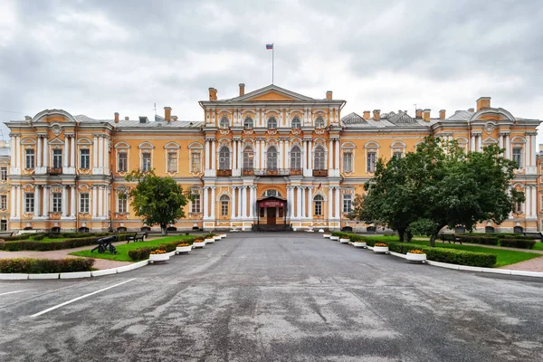 Blick Auf Das Gebäude Der Petersburger Suworow Militärschule Einem Bewölkten — Stockfoto