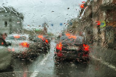 Nevsky Prospekt 'in bulutlu bir yaz gününde yağmurlu araba camından görünüşü. Odak ön planda, arkaplan bulanık.