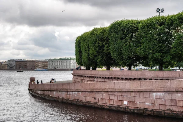 Saint Petersburg Russia July Citizens Visitors Walk Granite Embankment Neva — Stock Photo, Image