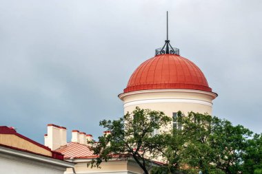 Saint Petersburg 'daki Makarov seti üzerinde gri gökyüzüne karşı kırmızı kubbeli gümrük binası..