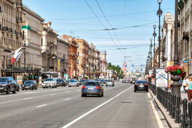 Saint Petersburg, Rusya, 20 Temmuz 2016: Güneşli bir yaz gününde Nevsky Prospekt yoğun trafik manzarası.