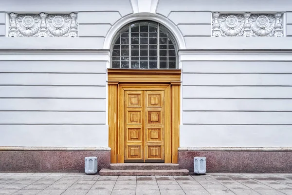 Entrance Arched Doors Background Gray Wall Stucco Two Urns Sides — Stock Photo, Image