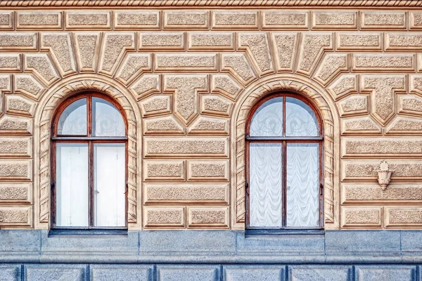 Dwa Łukowe Okna Tle Beżowych Ścian Teksturowanym Tynkiem Dekoracyjnym Serii — Zdjęcie stockowe