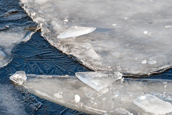 凍った青い水の表面に灰色の氷の塊 — ストック写真