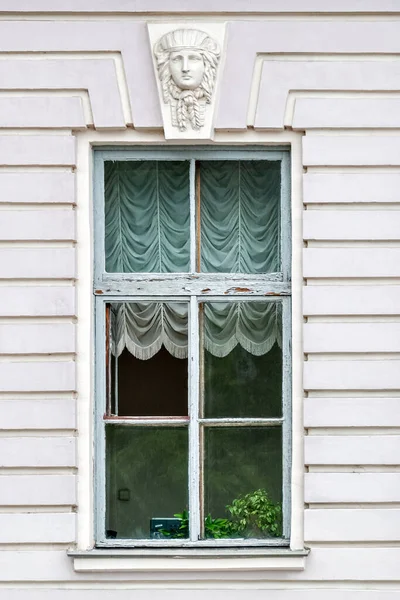 矩形的旧窗户 在灰色墙壁的背景上有一个浅浮雕 从圣彼得堡的一系列窗户 — 图库照片