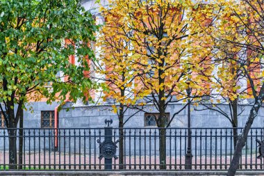 Saint Petersburg şehrinin bir köşesinde sonbahar şehri manzarası.