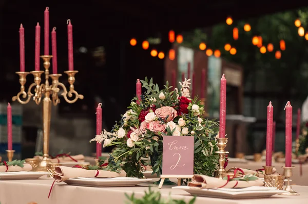 Decoração de mesa de casamento com flores coloridas e pratos — Fotografia de Stock