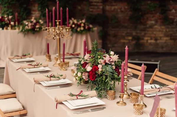 Hochzeitstisch Dekor mit roten Blumen und Tellern — Stockfoto