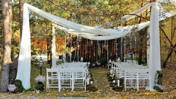 Bela decoração de casamento rústico, parede de madeira — Fotografia de Stock