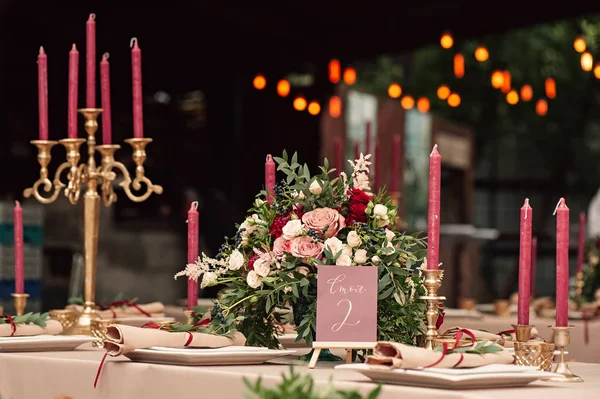 Flores de vela de mesa de casamento festivo — Fotografia de Stock