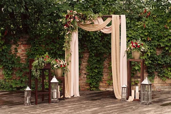 Arc pour la cérémonie de mariage, décoré tissu fleurs verdure , — Photo
