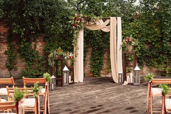 Arco para a cerimônia de casamento, flores de pano decoradas vegetação , — Fotografia de Stock