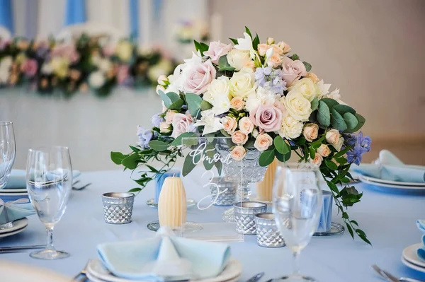 Mesa de casamento decorada com um buquê de flores rosas close-up — Fotografia de Stock