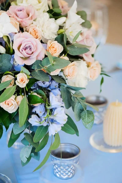 Delphinium düğün portre buket çiçek gül