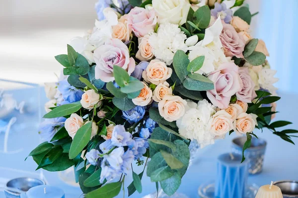 근접 촬영 부케 꽃 장미 참 제비 고깔 결혼식 — 스톡 사진