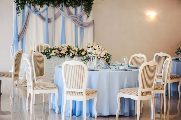 Elegante Banketttische Stühle mit Blumen. Hochzeitsdekoration i — Stockfoto