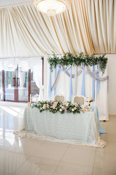 Bruiloft decoraties kleurrijke bloemen, — Stockfoto
