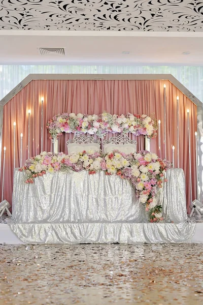 Decoração de mesa de casamento com flores tule e lustres ecléticos — Fotografia de Stock
