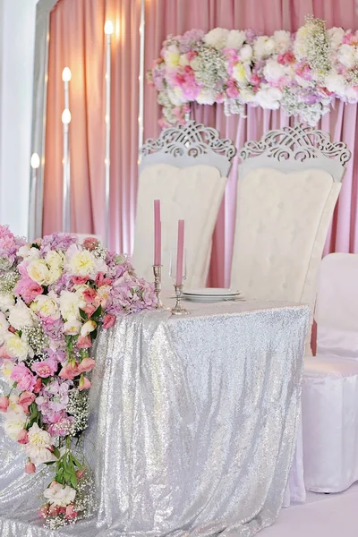 Decoração de mesa de casamento com flores e lustres ecléticos — Fotografia de Stock