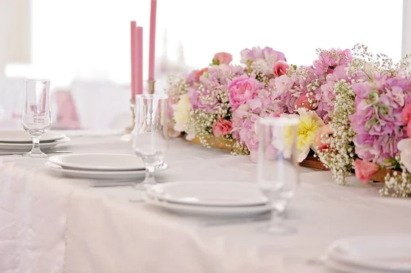 Decoração de mesa de casamento. Conjunto bonito para uma festa ou recepção de evento — Fotografia de Stock