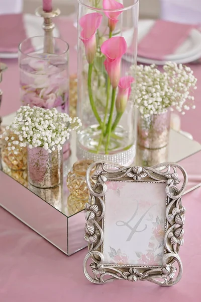 Mesa de boda con el número de signo —  Fotos de Stock