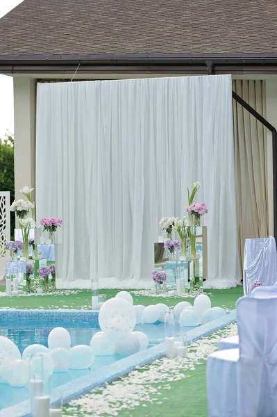 Decorações para a cerimônia de casamento na piscina com água azul . — Fotografia de Stock