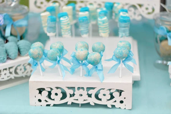Köstliche süße Bonbons, dekoriert im Hochzeitsstil — Stockfoto