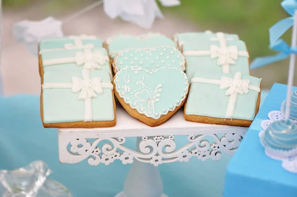 Deliziosi biscotti dolci, decorati in stile nuziale — Foto Stock