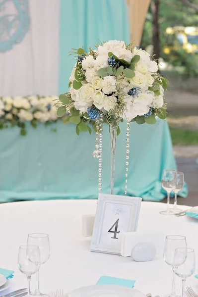 Imagem de uma mesa de hóspedes de casamento decorada — Fotografia de Stock