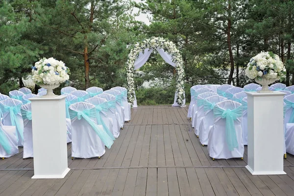 Bela cerimônia de casamento decorado com arco, flores e cadeiras . — Fotografia de Stock