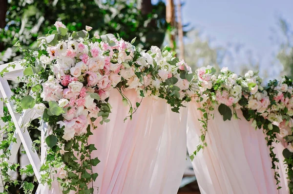 Arco de casamento com decoração bem flor — Fotografia de Stock