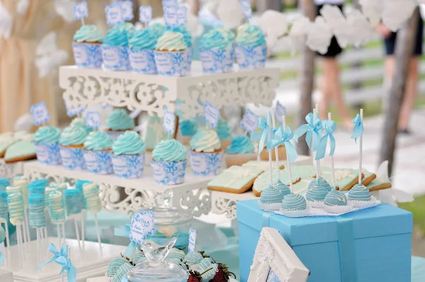 Deliziosi dolci cupcake e caramelle, decorati in stile nuziale — Foto Stock