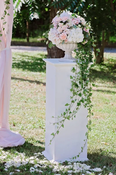 Belo buquê de casamento em vaso de pedra, ao ar livre — Fotografia de Stock