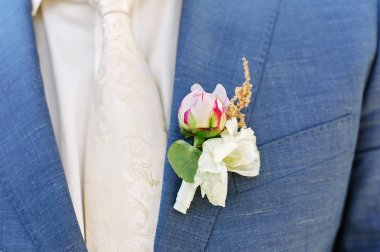 Pembe zavallı yaka çiçeği damat ceket için sabitlenmiş