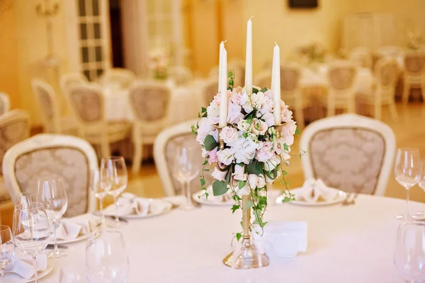 Mesas de hóspedes com castiçal na sala de banquete de casamento decorado rico — Fotografia de Stock