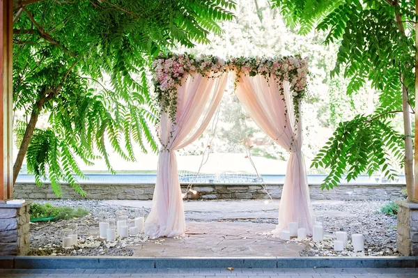 Arco para a cerimônia de casamento, decorado com pano e flores — Fotografia de Stock