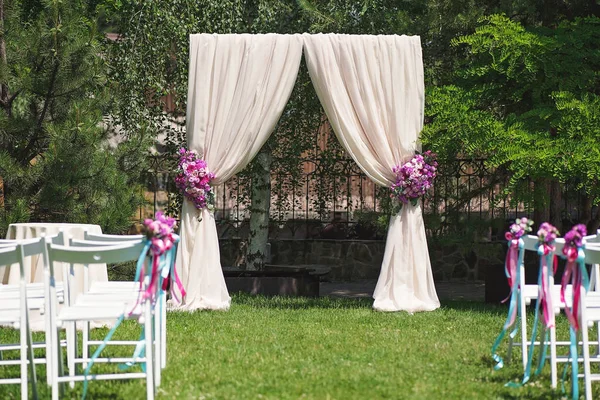 Arco de casamento de luxo com flores de rosa — Fotografia de Stock