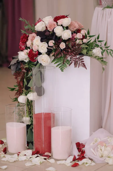 Un pequeño pedestal, decorado con ramo y velas — Foto de Stock