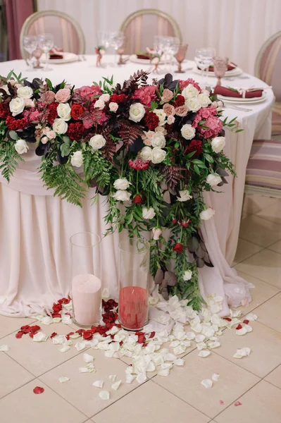 Hochzeitstisch mit Strauß und Kerzen dekoriert — Stockfoto