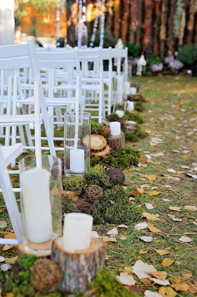 Raws de cadeiras de casamento branco decorado com vegetação — Fotografia de Stock