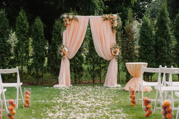 Belo arco de casamento. Arco decorado com pano de pêssego e flores — Fotografia de Stock