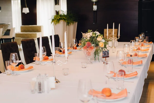 Table d'hôtes de mariage décorée avec bouquet et paramètres — Photo