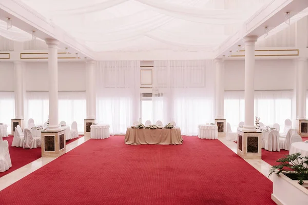 Hochzeitssaal, dekoriert mit rotem Teppich und Satin — Stockfoto