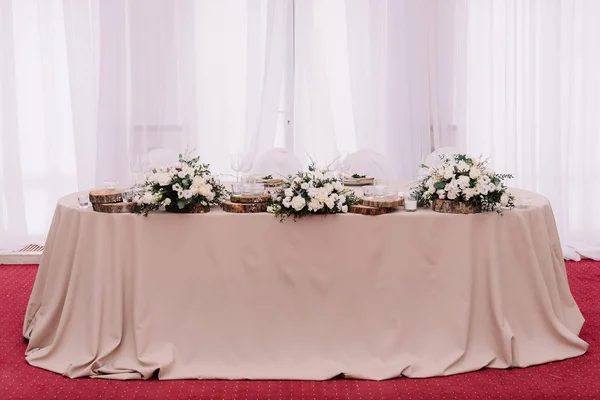 Mesa de boda decorada con ramo y velas — Foto de Stock