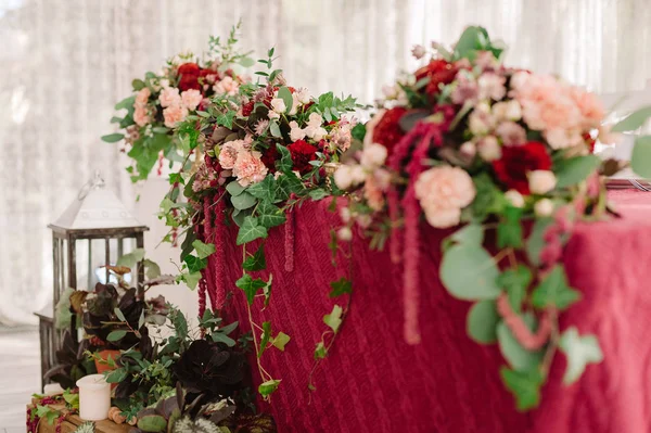 Wedding table decoration on the red cloth — Stock Photo, Image