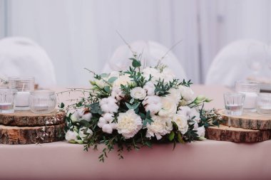 Buket ve mumlarla süslenmiş düğün tablo